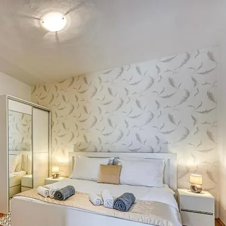 Four Bedroom With Pool And Sea View *