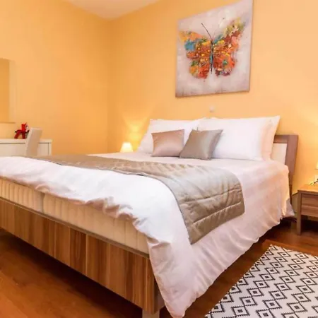 Villa Four Bedroom With Pool And Sea View *