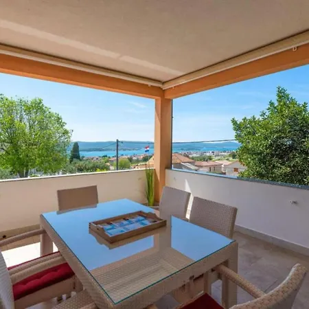 Villa Four Bedroom With Pool And Sea View *